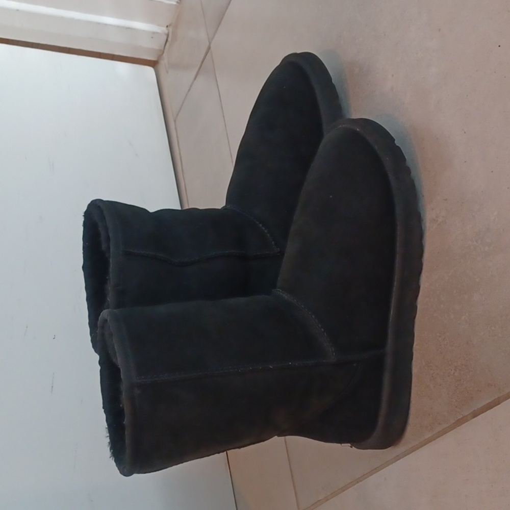 UGG CLASSIC SHORT BOOTS